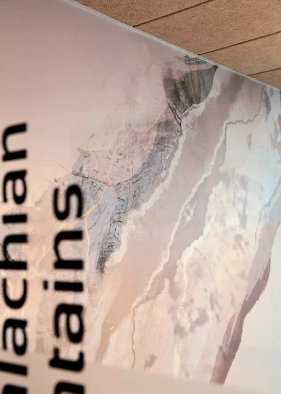 zoom et détail de tapisserie avec vitrophanie