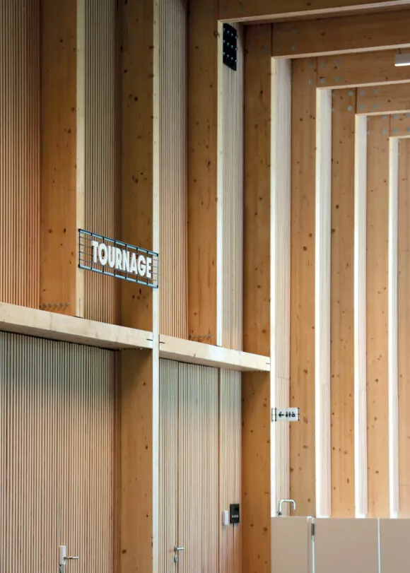 Lettrage en relief appliqué à une façade en béton brut