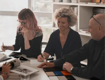 Photographie en lumière naturelle mettant en avant la dynamique d’équipe